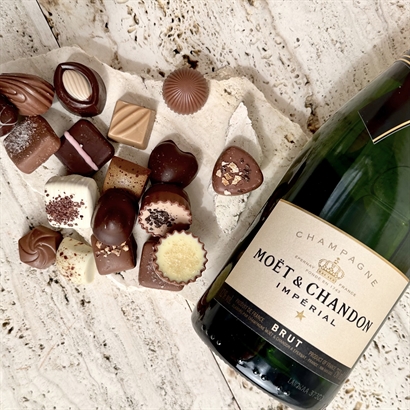 Smukt træskrin med Moet Champagne og 18 stykker luksus dessertchokolade.